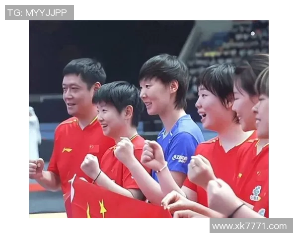 当红足球巨星场下较劲趣味比拼掰手腕谁能笑到最后